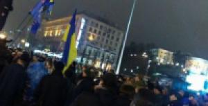 В центре Киева люди собрались на народное вече