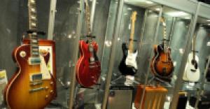 На аукционе в Нью-Йорке продадут более 300 гитар «с историей»