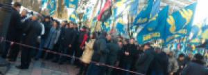 У здания Верховной рады митингующие требуют отставки Яценюка