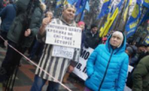 Чучело кролика и клетки: митингующие ждут Яценюка у Рады