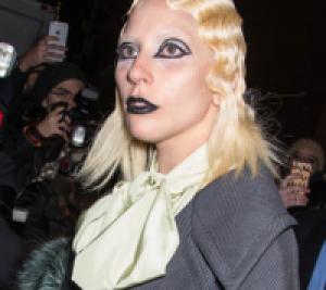 Леди Гага вышла на подиум в готичном наряде Marc Jacobs