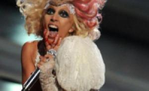 Леди Гага стала «бабушкой-готом» ради модного показа