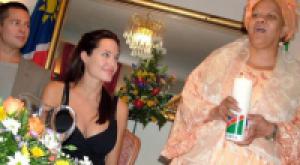 Анджелина Джоли флиртует с копией Брэда Питта на съемках