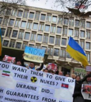 В Лондоне украинцы пикетируют посольство России
